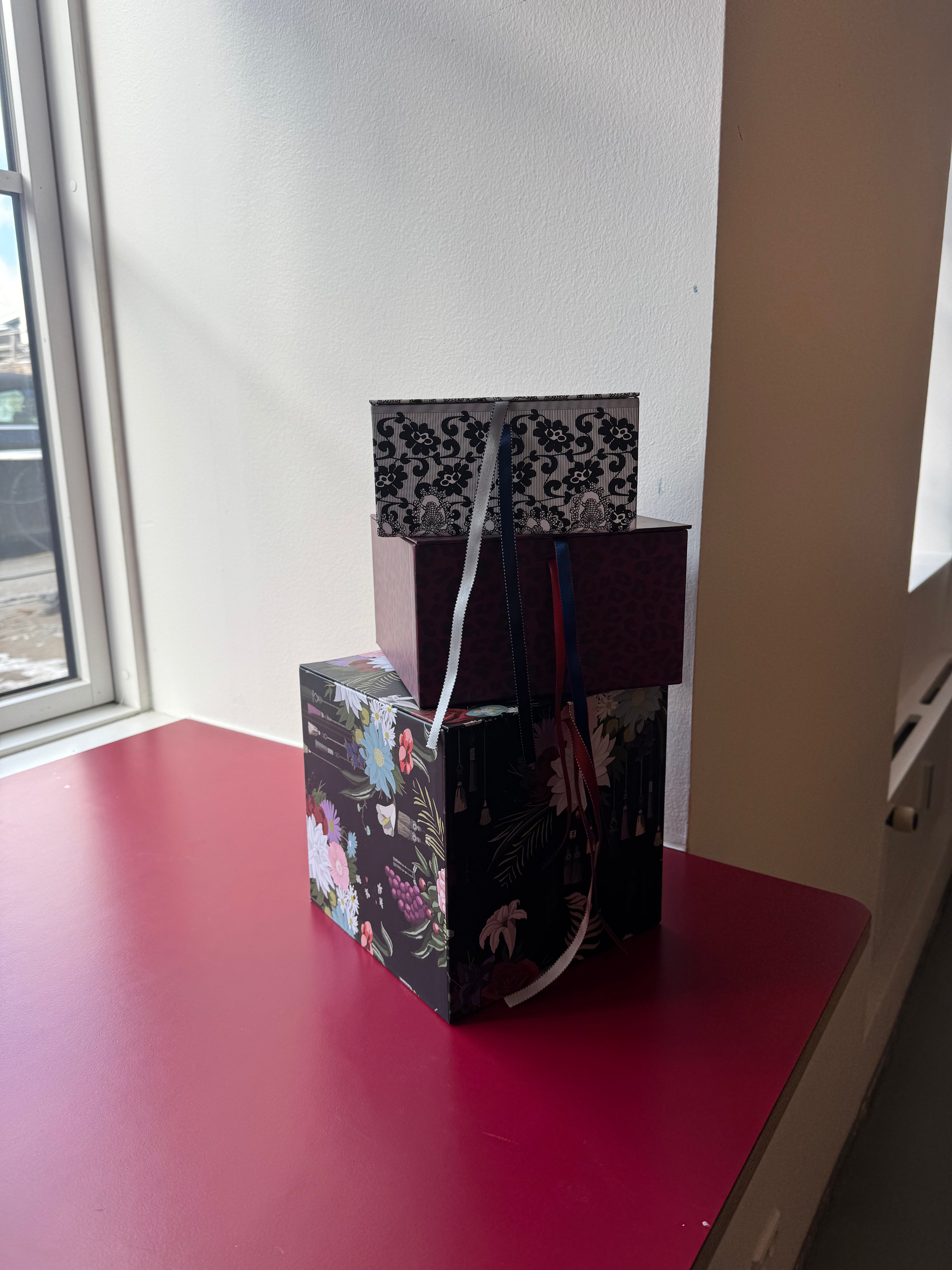 Big Box, Flowers & Tassels Black