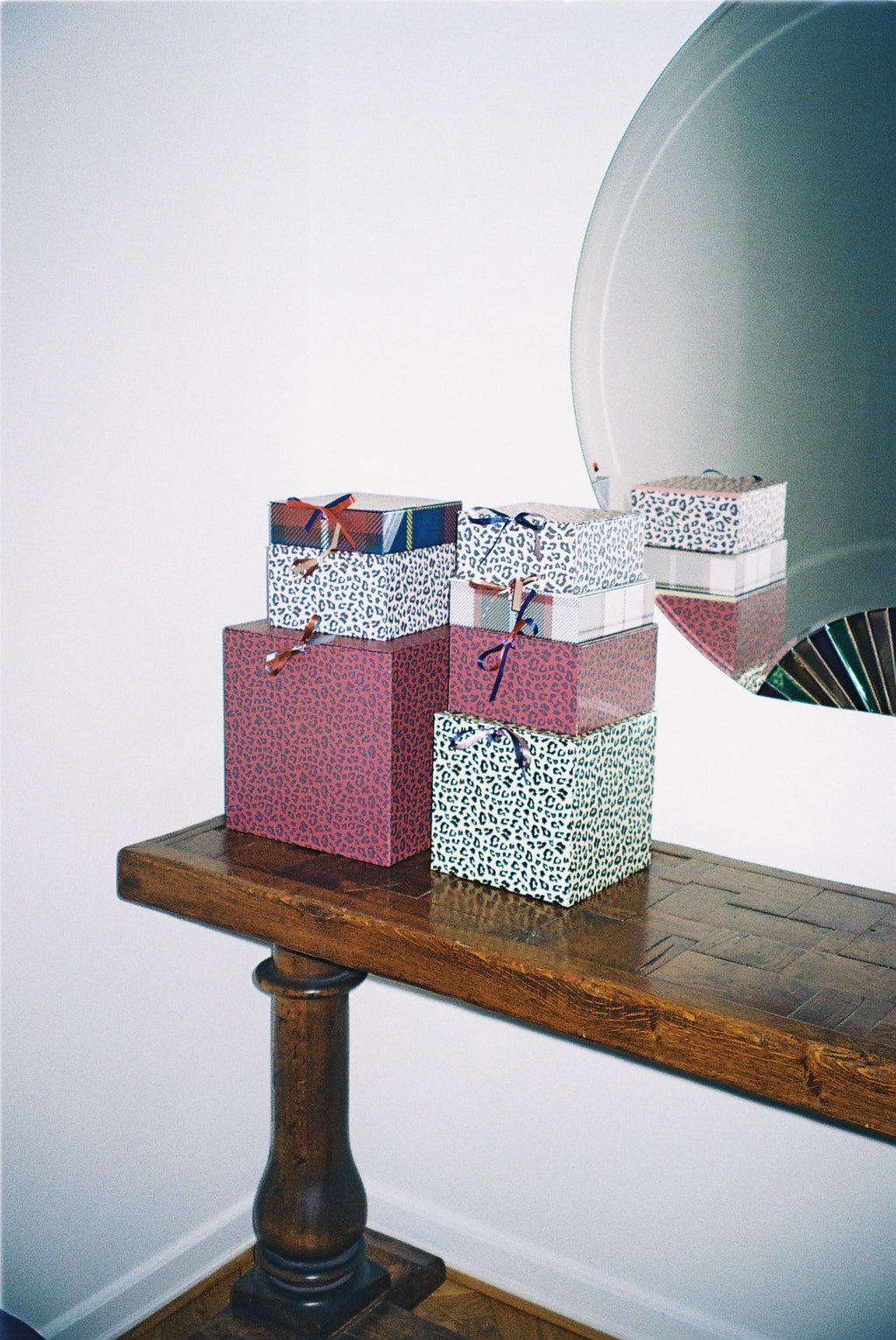 Mega Box, Leo Burgundy