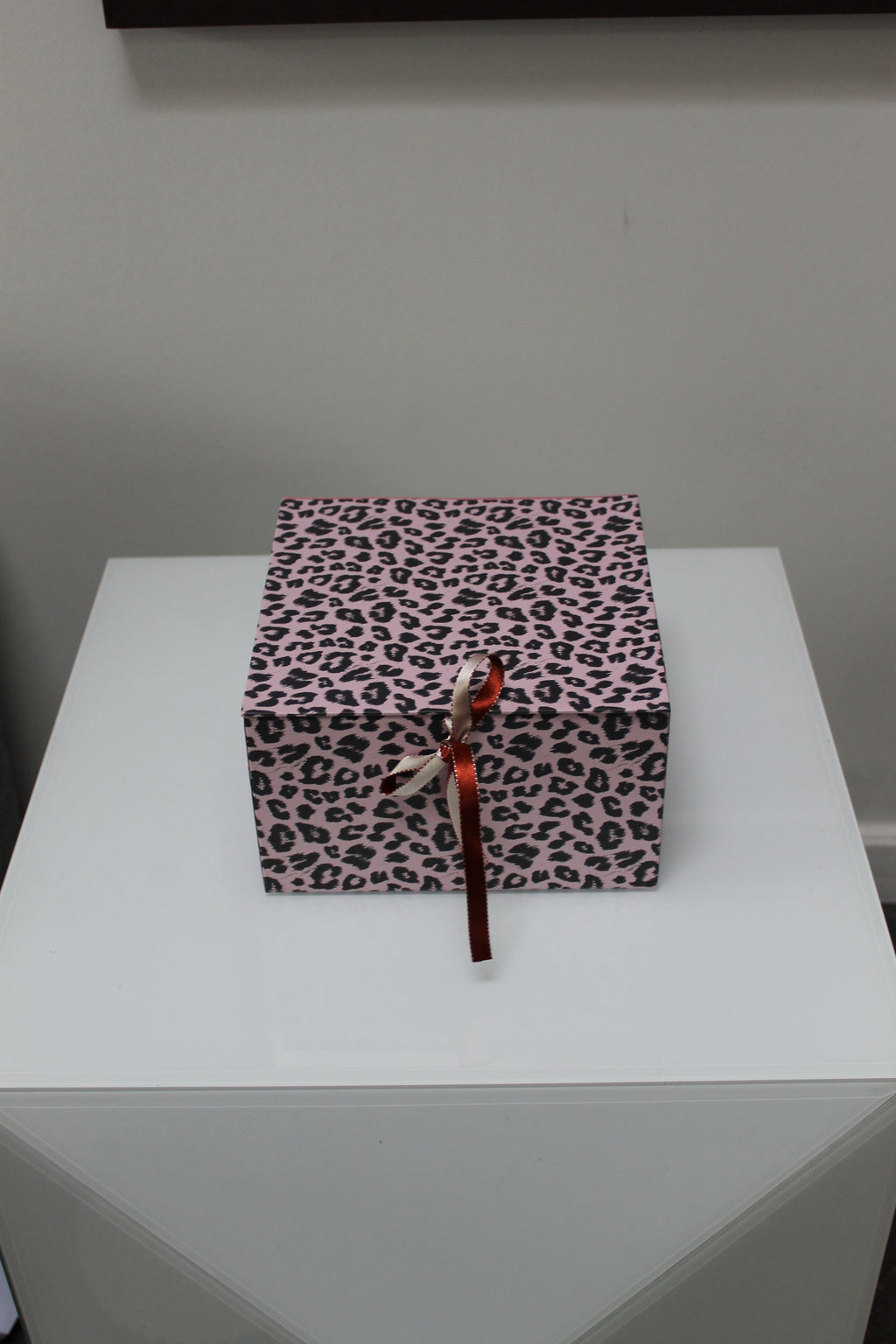 Medium Box, Leo Black/Rose