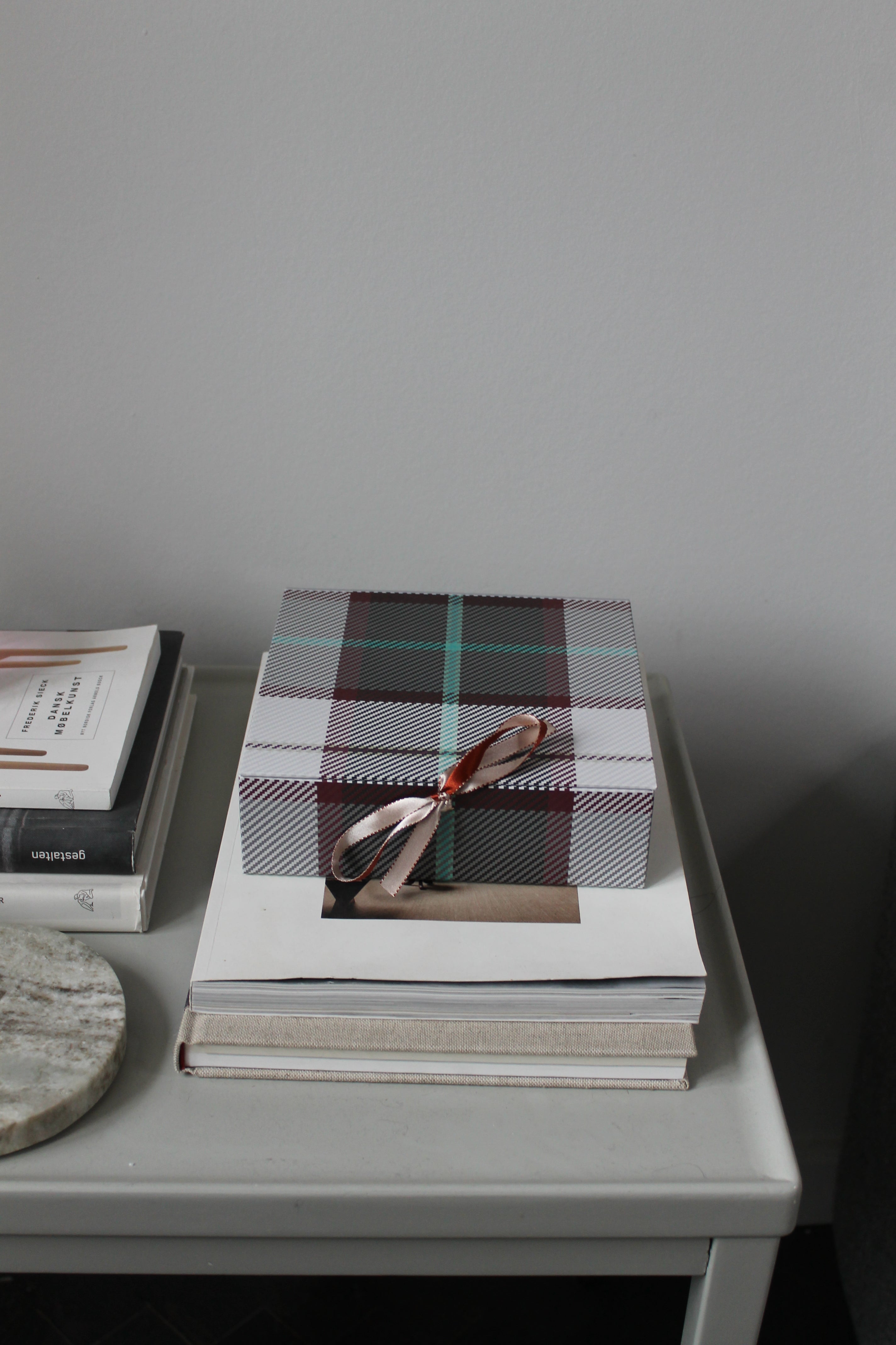 Flat Box, Tartan Grey