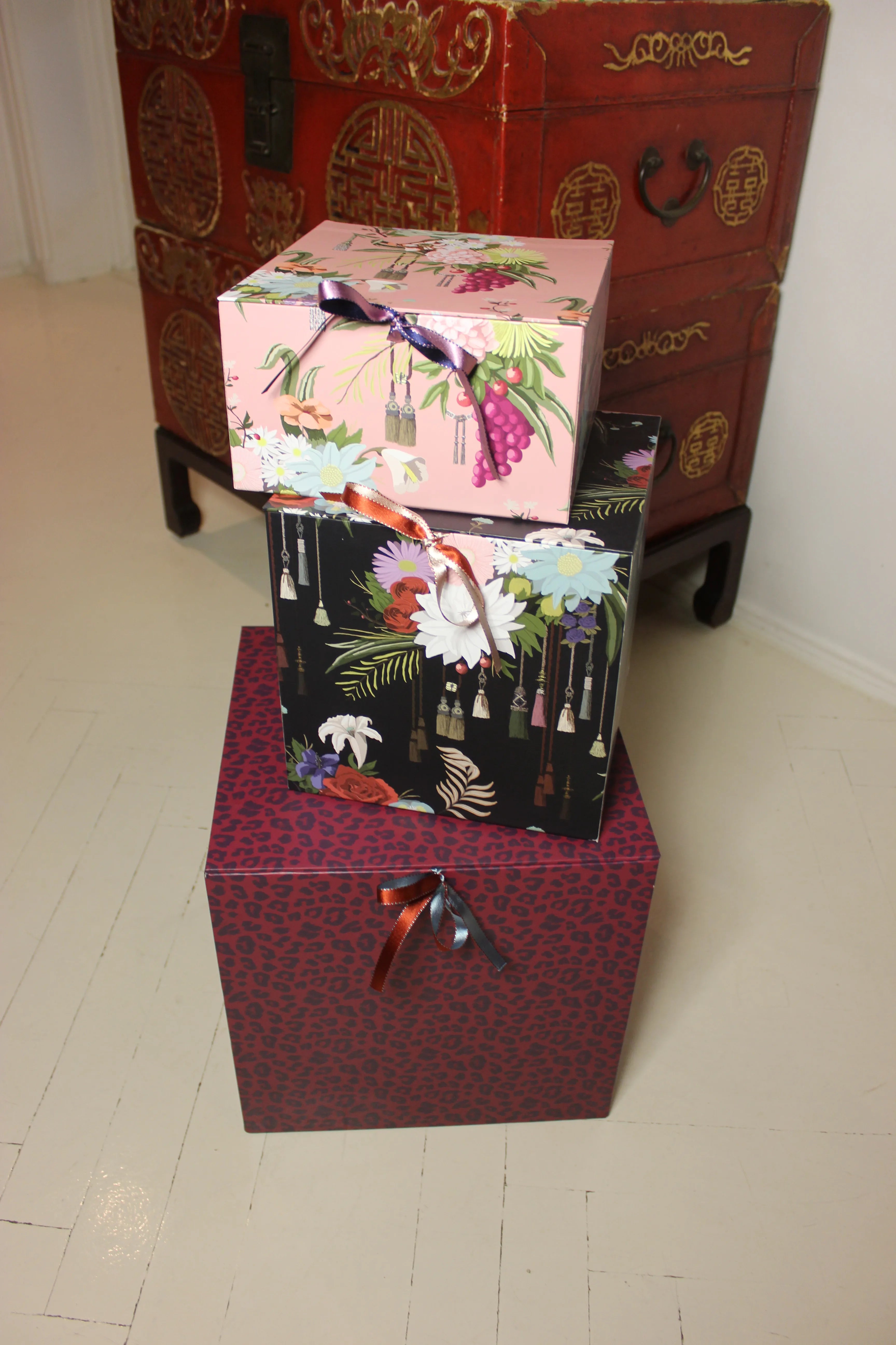 Medium Box, Flowers & Tassels Rose