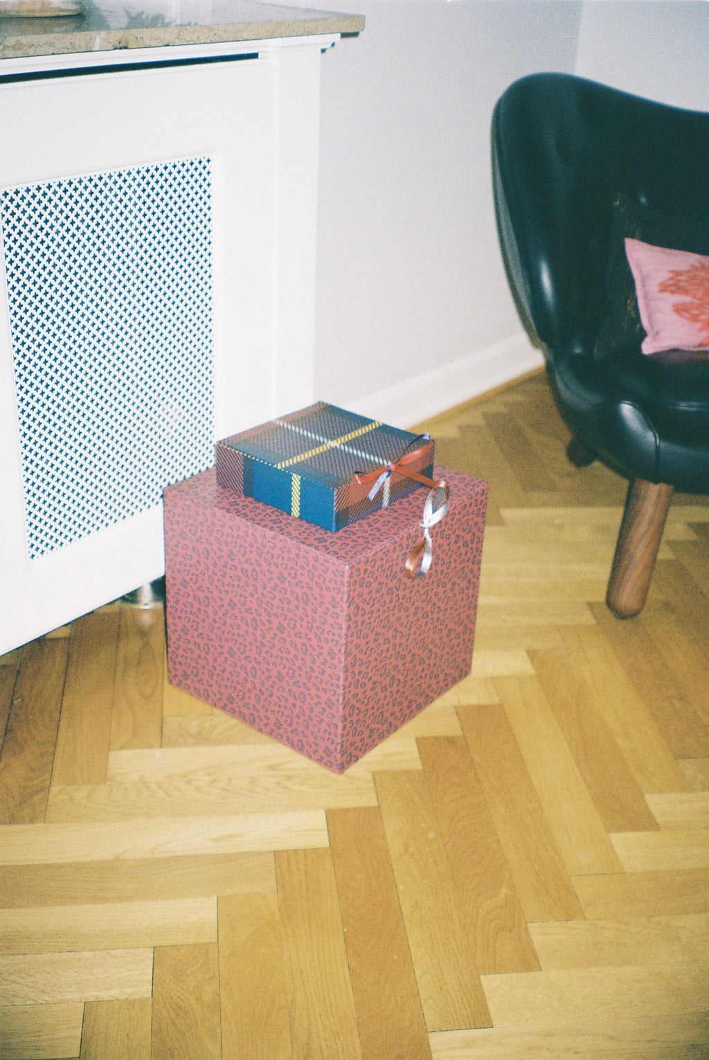 Mega Box, Leo Burgundy