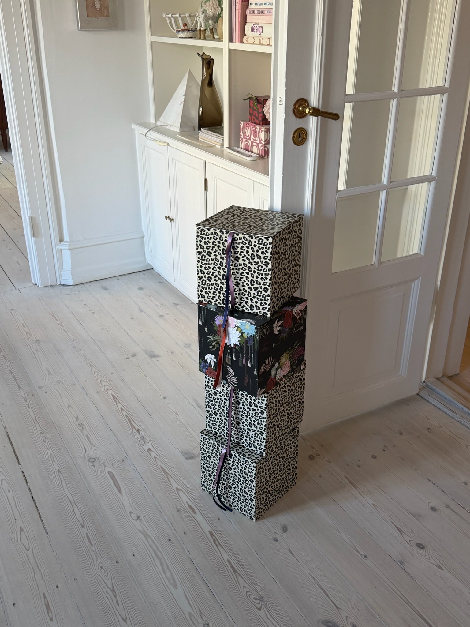 Big Box, Flowers & Tassels Black