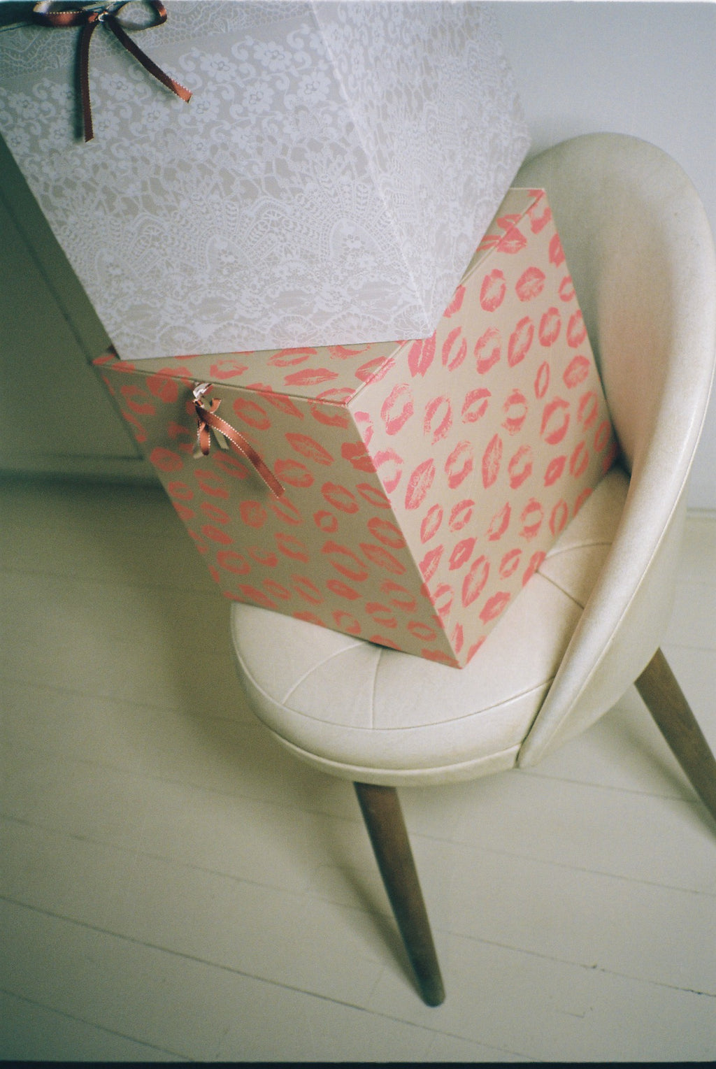 Mega Box, Kisses Beige/Red