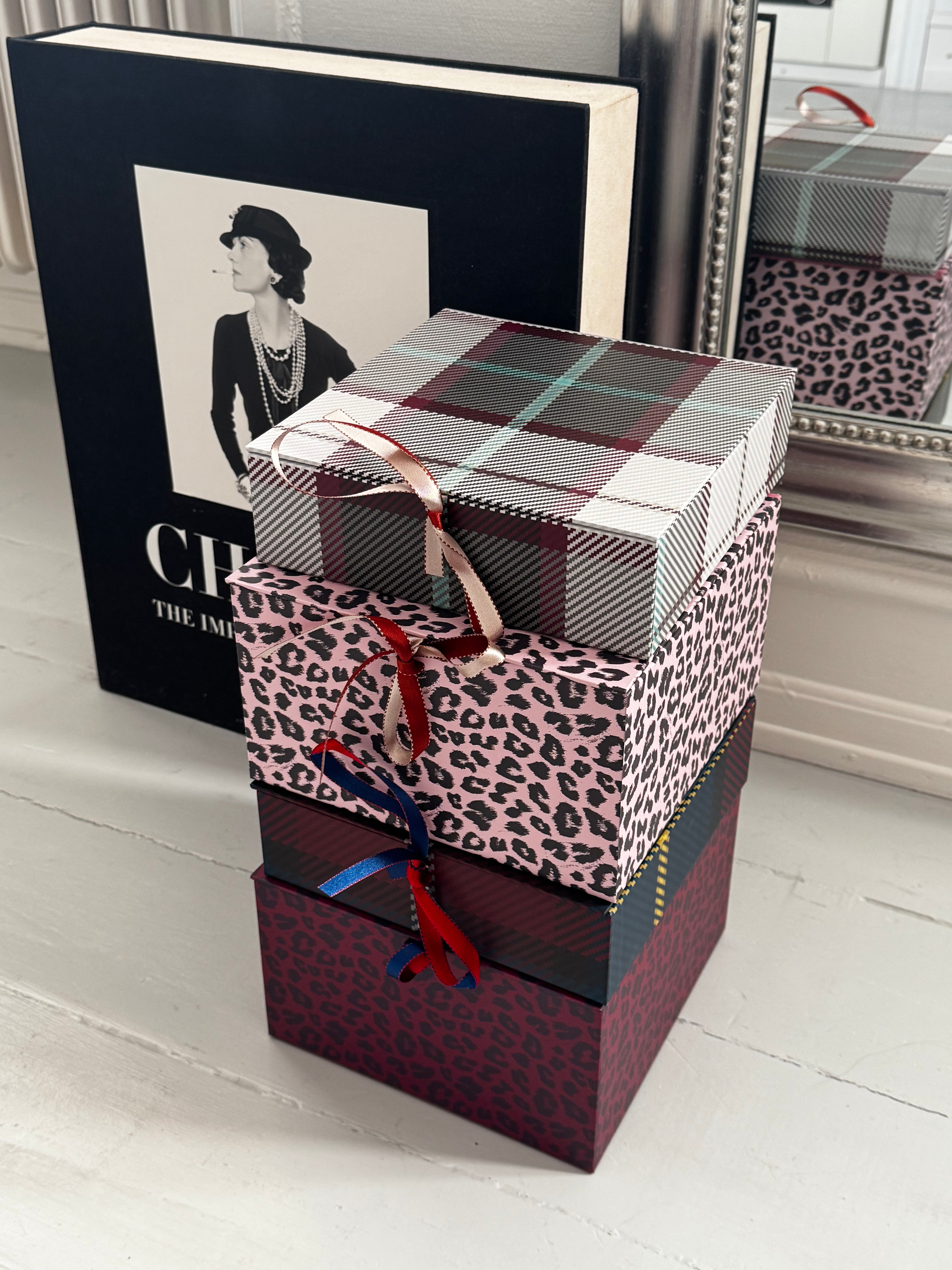 Medium Box, Leo Black/Rose