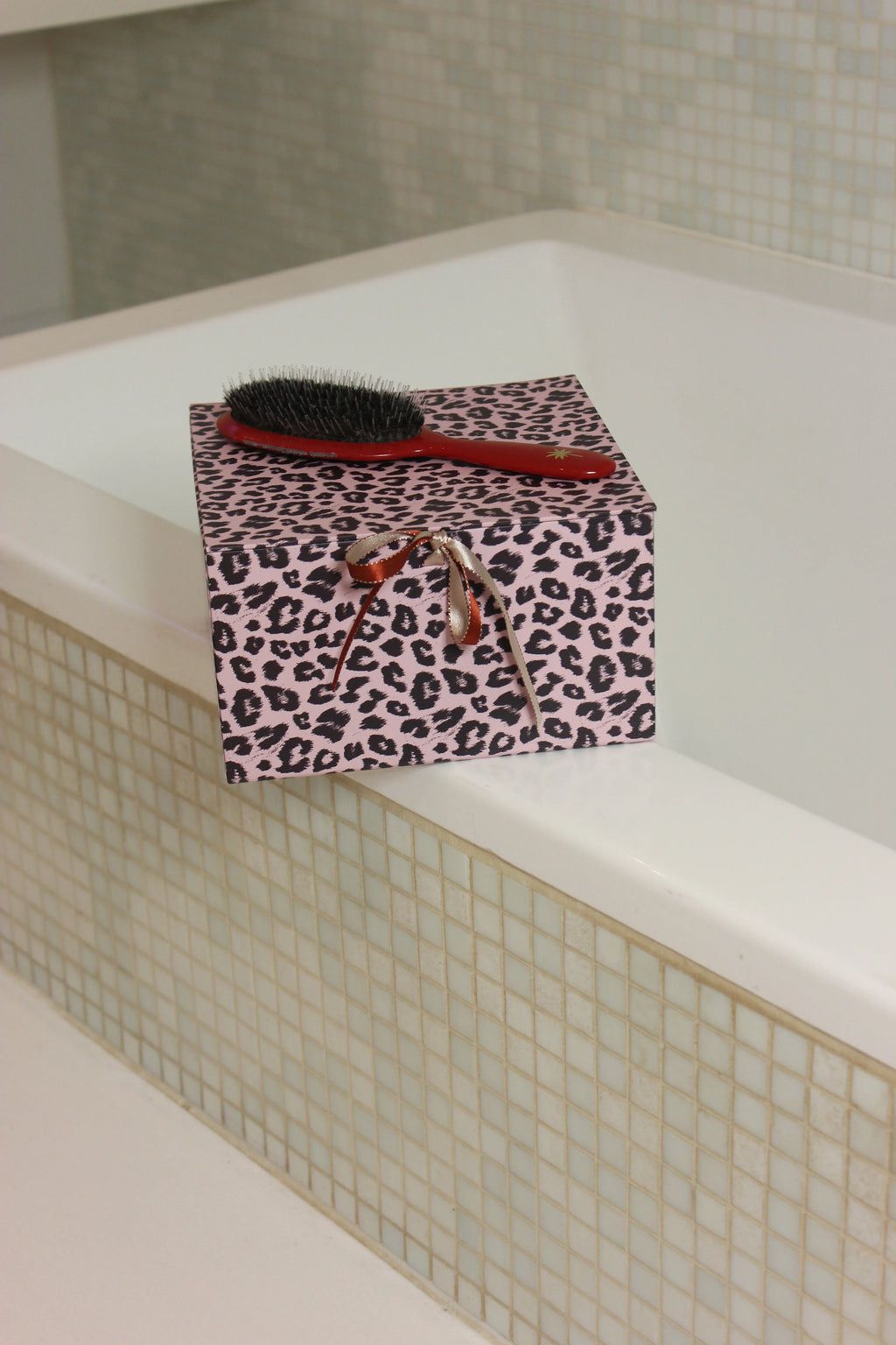 Medium Box, Leo Black/Rose