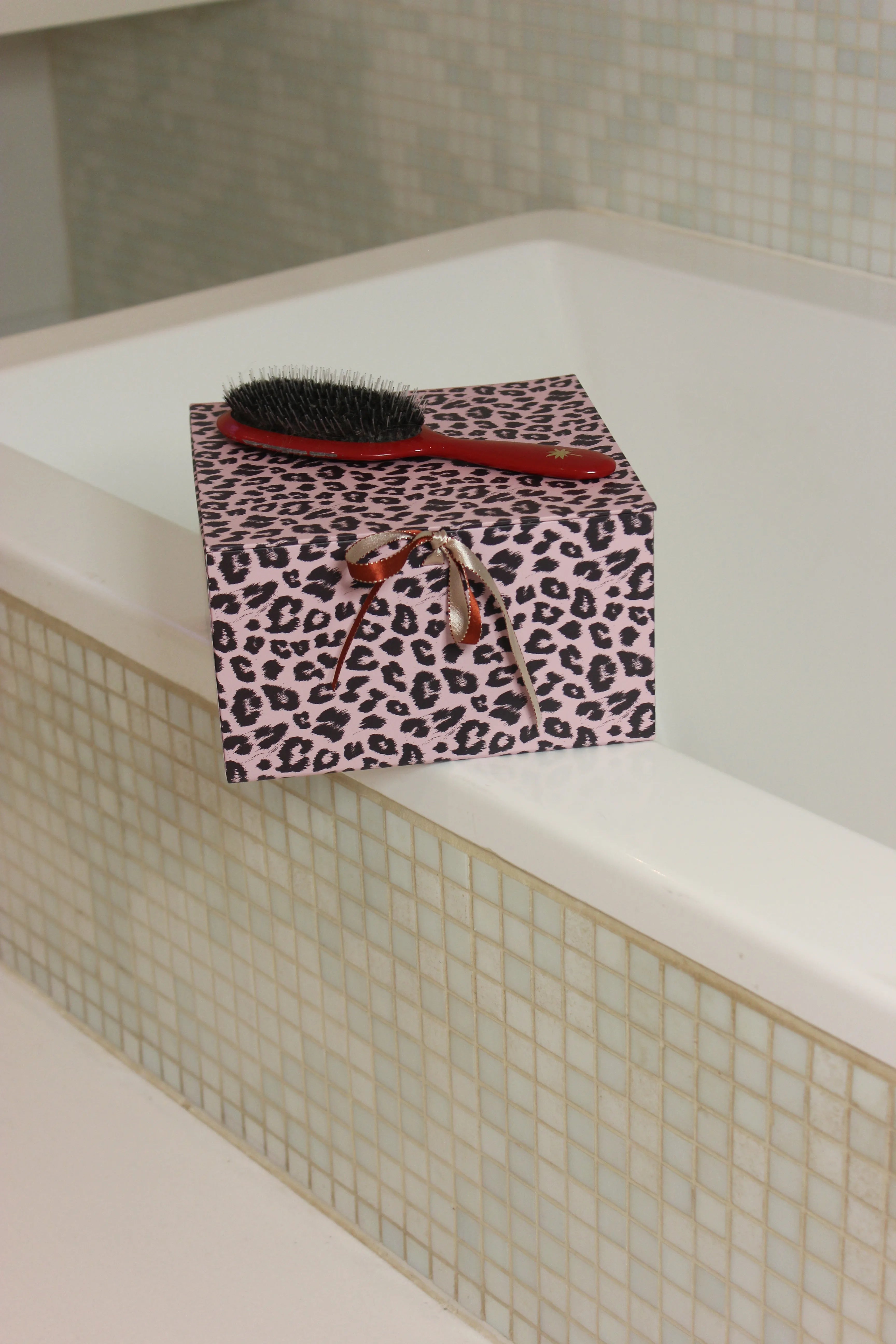 Medium Box, Leo Black/Rose