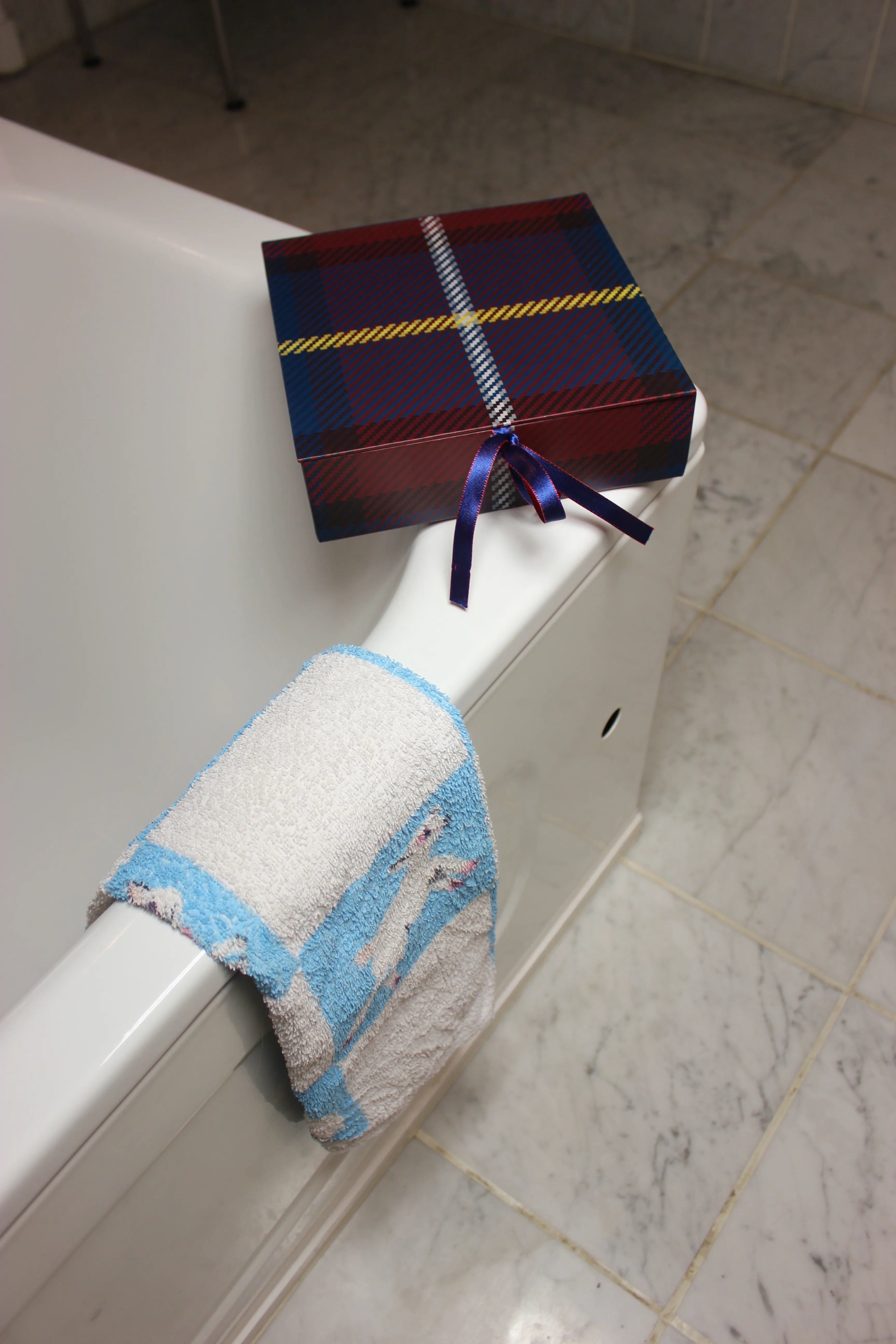 Flat Box, Tartan Red/Blue